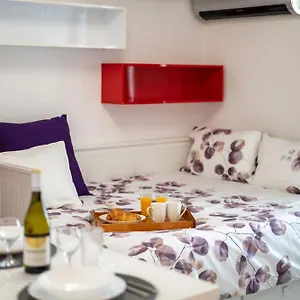 Colorful Studio With Balcony - Free Parking Apartment
